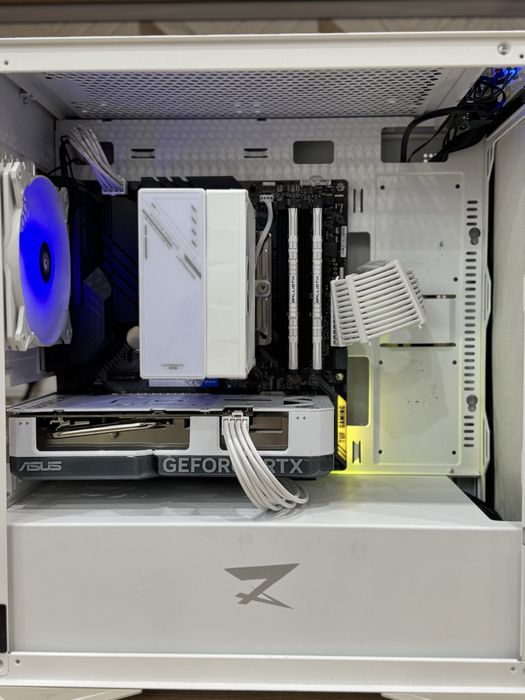 Белый игровой компьютер RTX