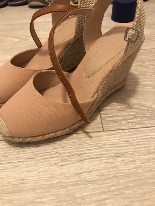 Pantofi cu talpa wedge de 8 cm