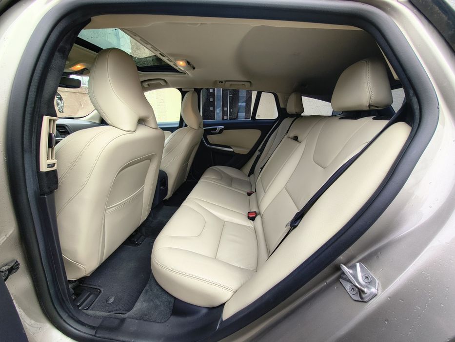 *** 2016 Volvo V60 2.4 Hybrid Plug In 4x4 220 Cai Automat Euro 6  ÎNMATRICULATĂ RECENT