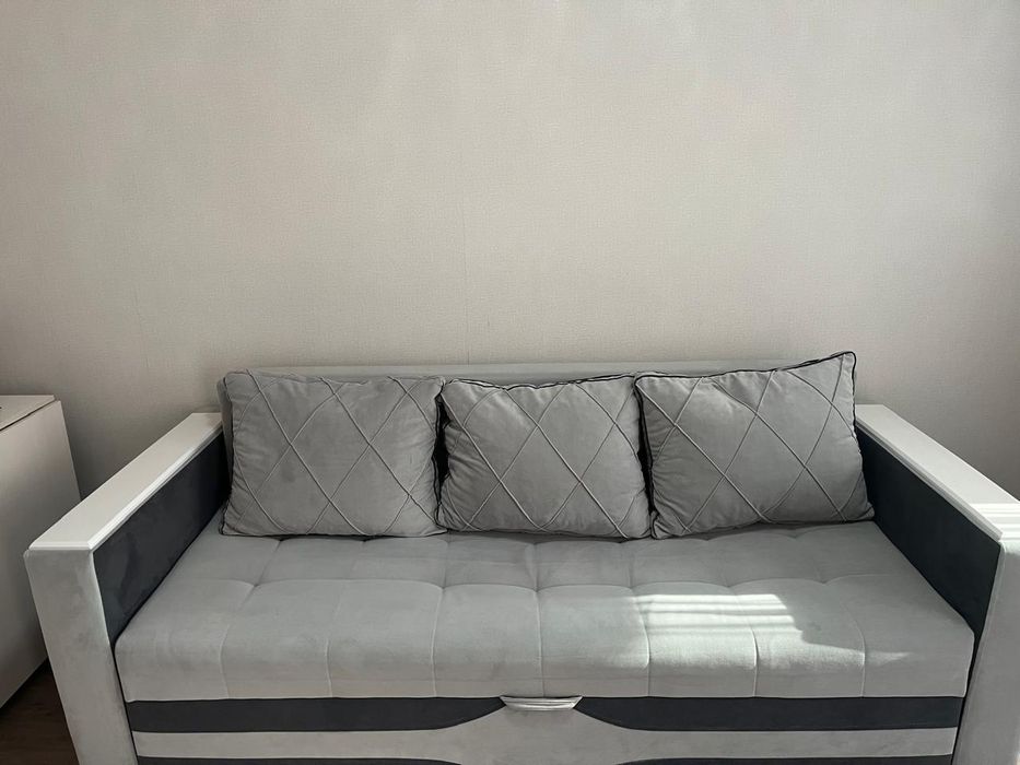 Продам диван 100000