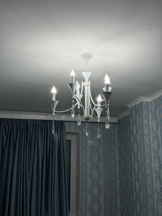 Продаеться люстры