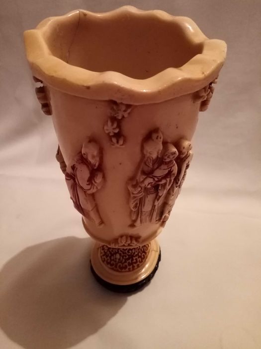 Vază sculptată rășină 4 scene China Antica, H 32cm.