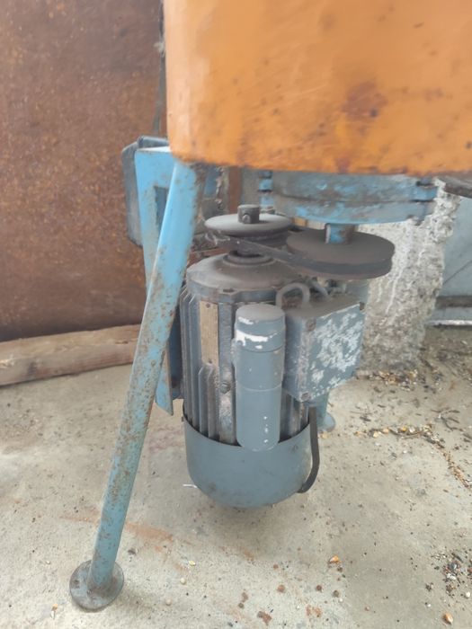 Продавам фуражомелка