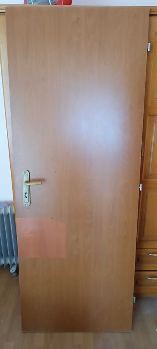 Продавам 2 интериорни дървени врати