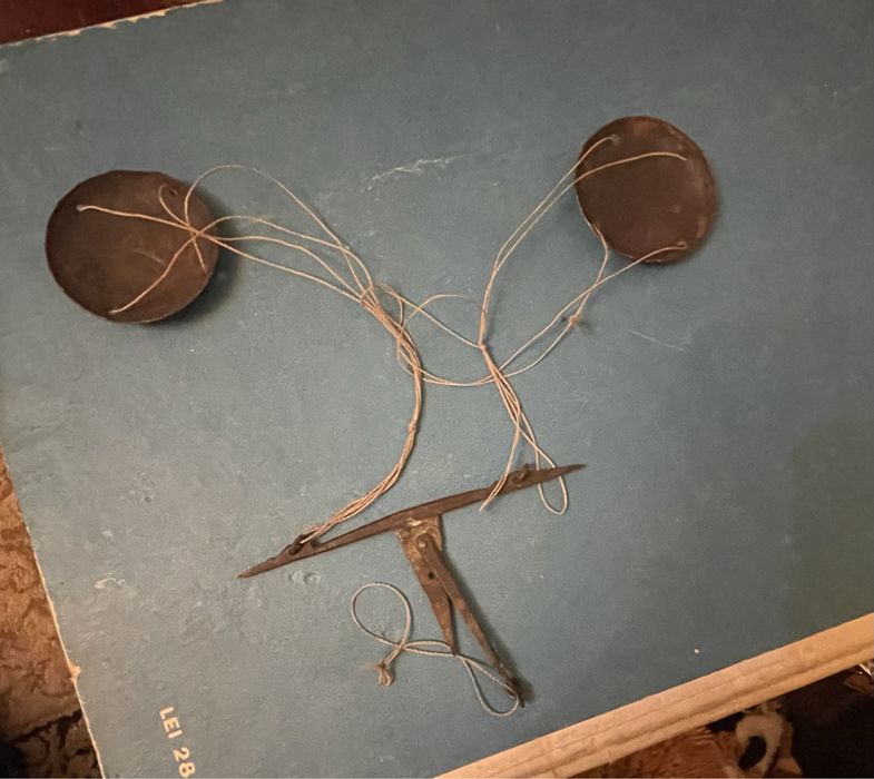 Cutie antica sculptata floral