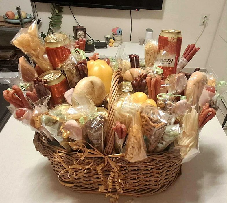 Празничен ядлив букет от хранителни продукти