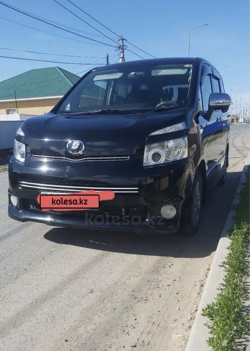 Toyota Voxy I Минивэн
