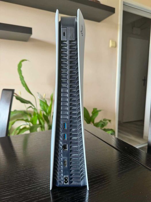 Продавам PlayStation 5 (PS5) комплект с контролер, кабели, кутия и игри