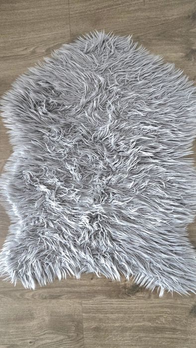 Covor pufos culoare gri