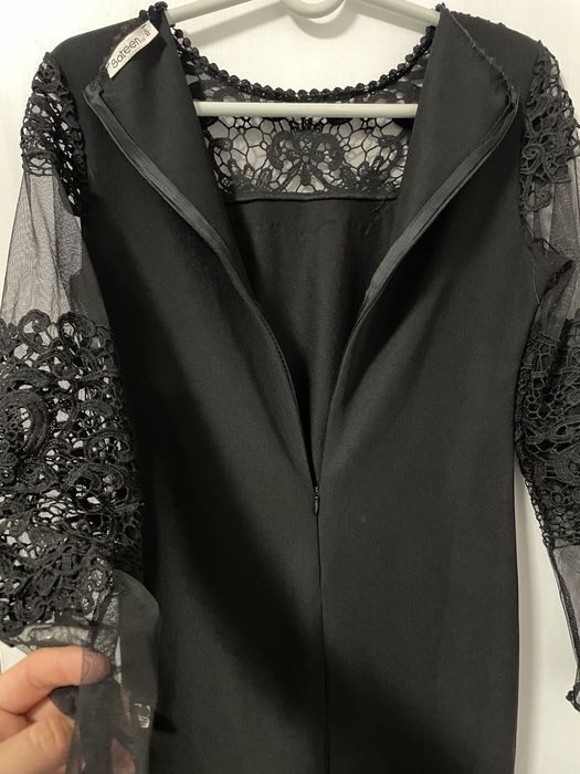 Черна,права рокля,с ефектен ръкав.