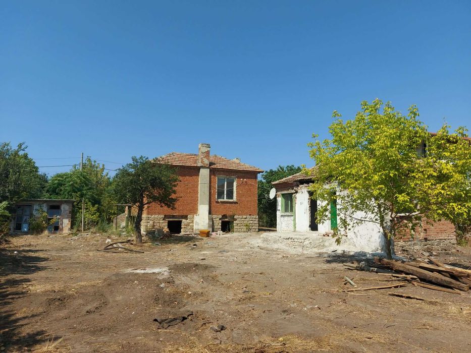 Къща с масивна постройка