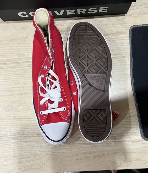 Converse rosii noi cu eticheta