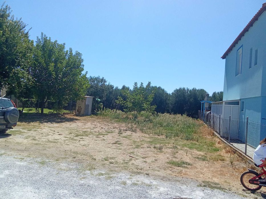 Самостоятелен парцел в Кариани -6000 евро годишно.