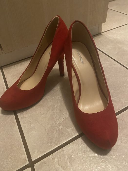 Червени обувки на ток