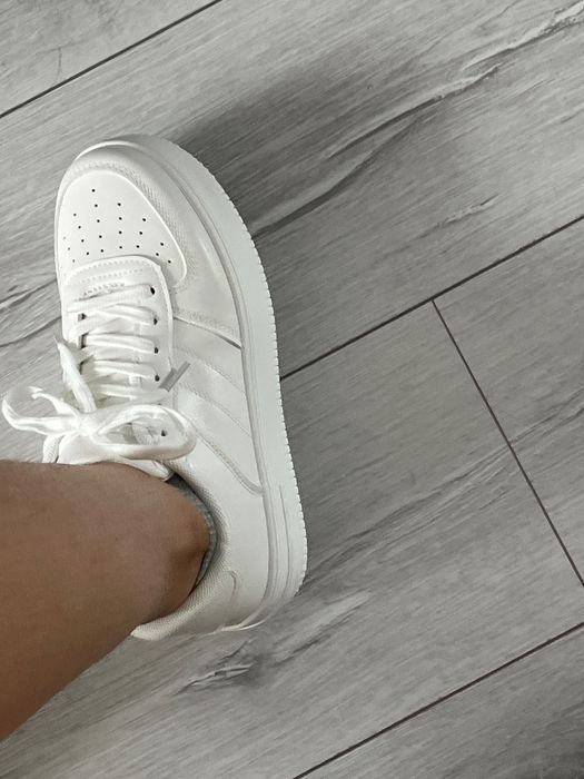 Кроссовки белые женские