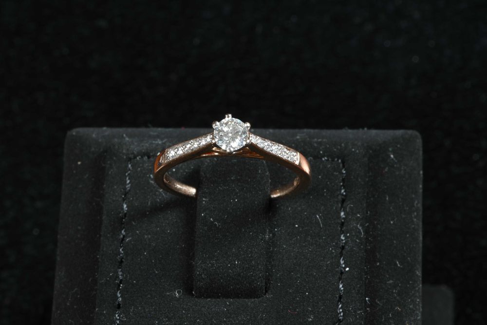 Златен Пръстен 750 (18к) с 13 диаманта, централен 0.30 кт F/G VS2, 54