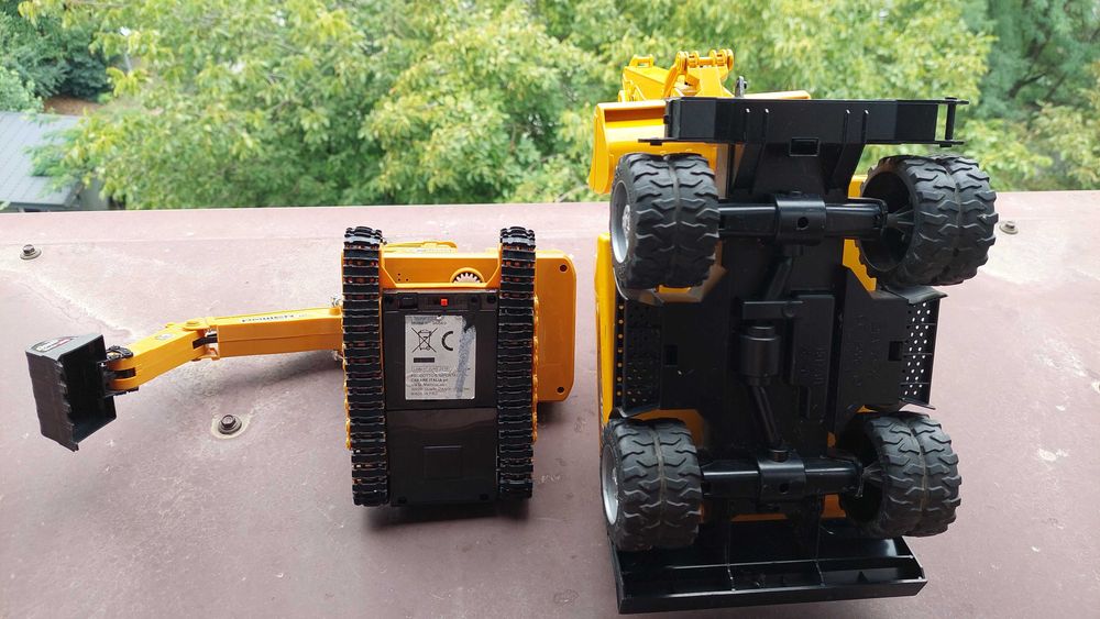 2 excavatoare unul cu senile altul roti Jucarii