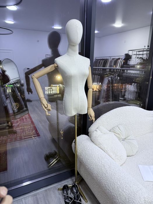 Продаю манекен ,зеркало, диван и примерочную