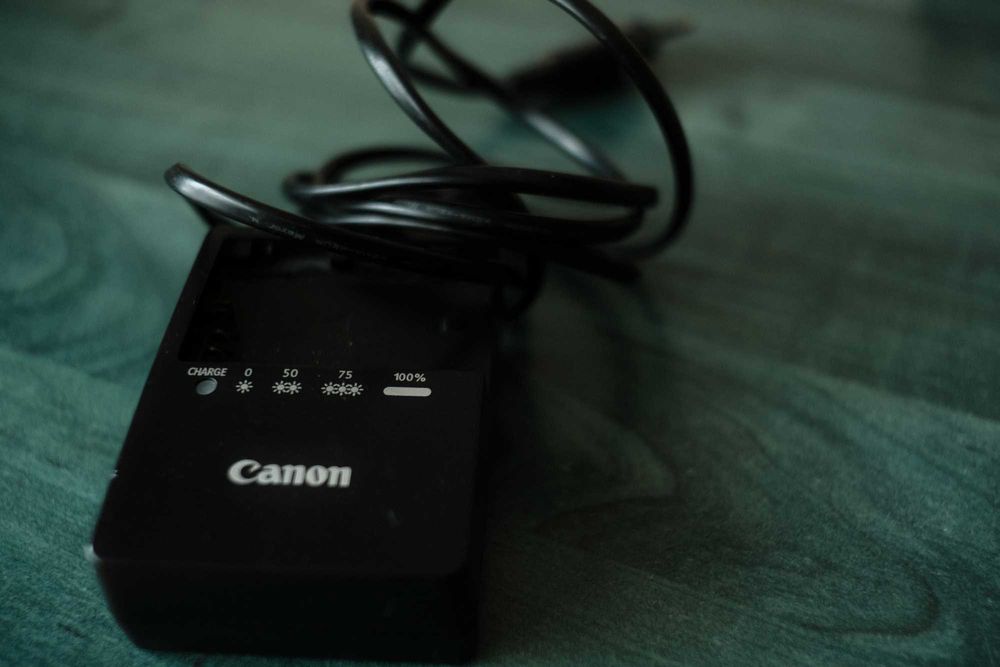 Canon 60D с китов обектив 18-55 mm и батериен грип