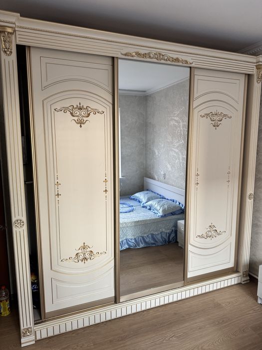 Большой шкаф с раздвижными дверями