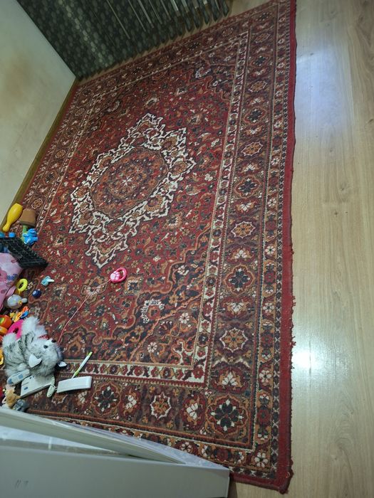 Gilam sotiladi srochni xolatii yaxshi