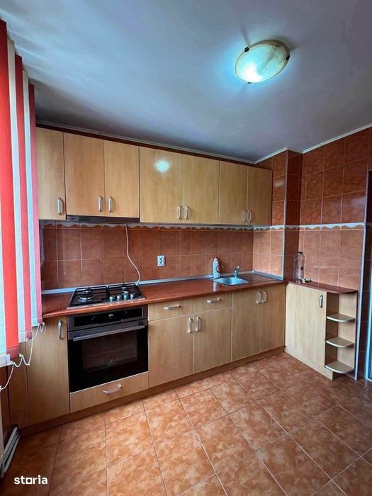 De vanzare apartament cu 3 camere, 2 bai cu aerisire,balcon 52000euro