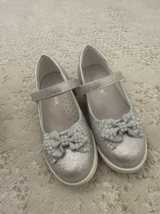 Продам туфли на девочку 7-8 лет