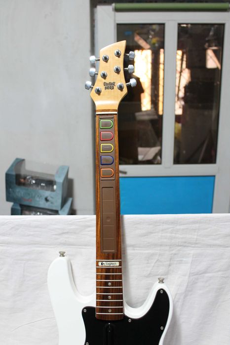 Chitara Guitar Hero Logitech lemn pentru consola Nintendo Wii wireless