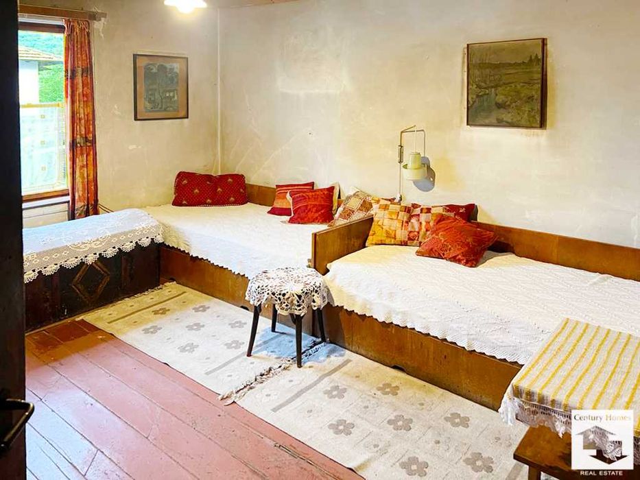 125182 Възрожденска къща с 3 спални и кладенец  в с. Средни Колиби