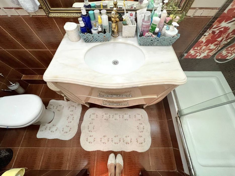 Продаётся 5ком на Ойбеке 182квм ор-р: Шох мед центр