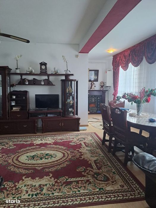 Vând casă  parter cu mansarda