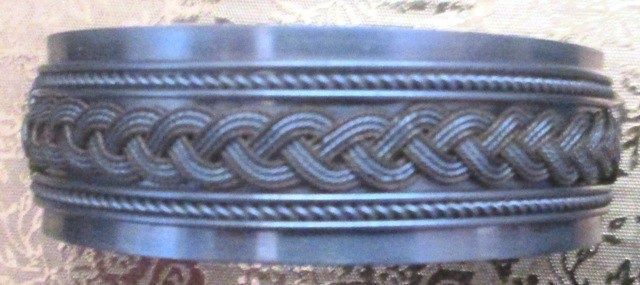 Женский браслет добротный