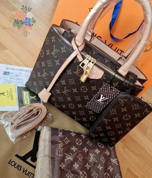 Set 3 articole LV( geanta office+esarfa+portofel),saculet, etichetă