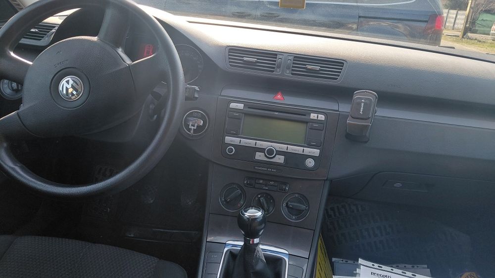 Vând Volkswagen Passat B6
