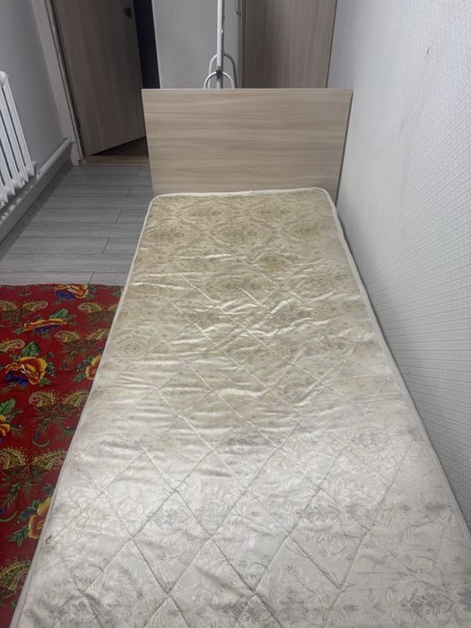 Кровать с матрасом