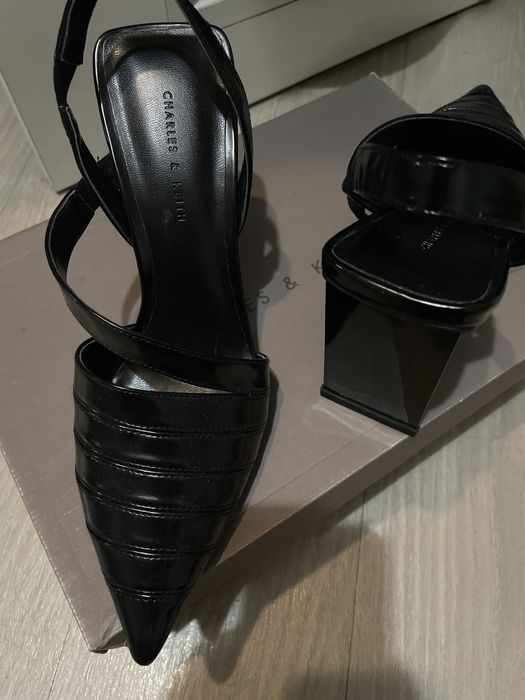 Продам туфли charles keith