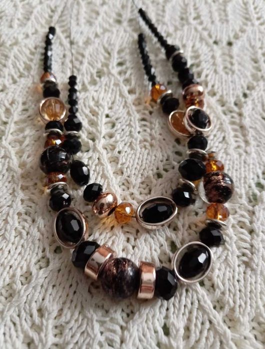 Продам бусы, броши.