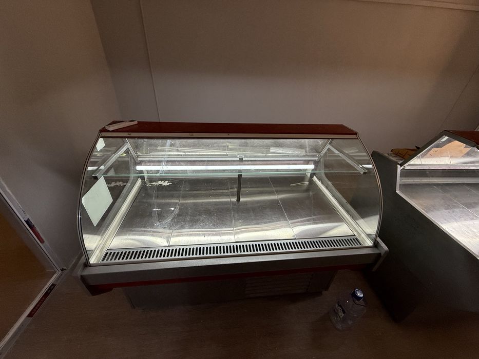 IkktaVitrina xolodilnik ichrlari nerjavikadan qilingan xolati yengidek