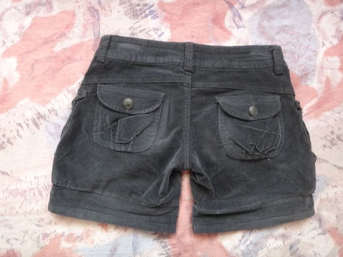 Къси кафяви панталонки