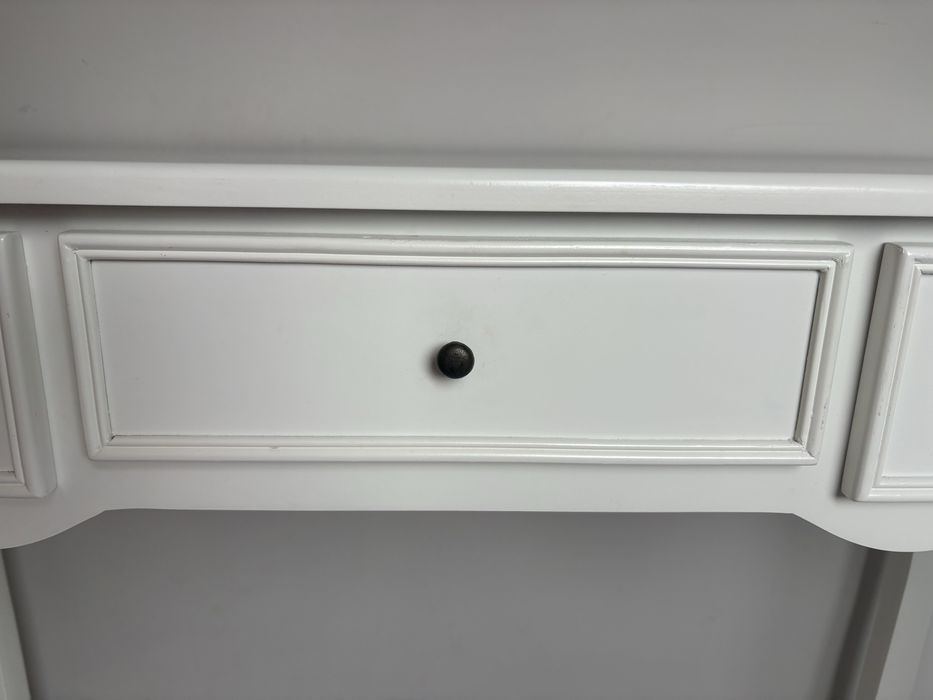 Măsuță de toaletă tip consolă, fină și elegantă