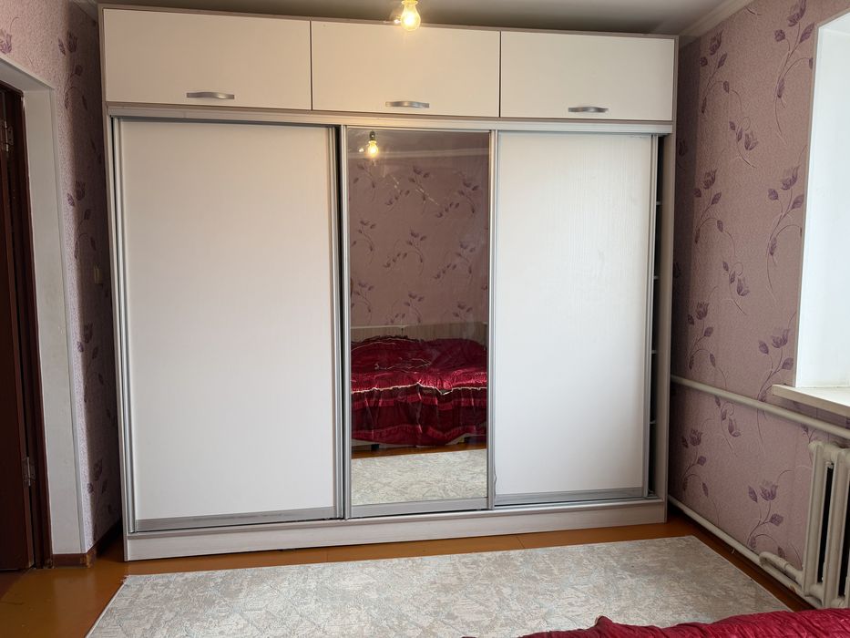 Шифонер ,краватымен бірге сатылады.Состояниесі жақсы.көп қолданылмаған