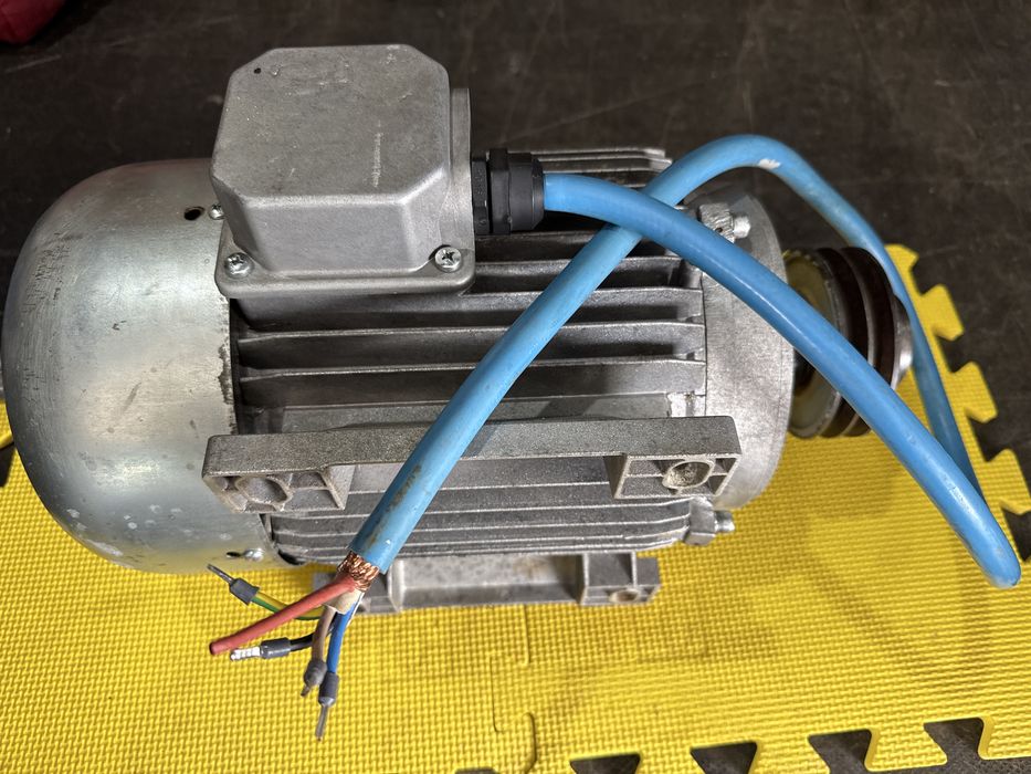 Motor trifazic cu reductor