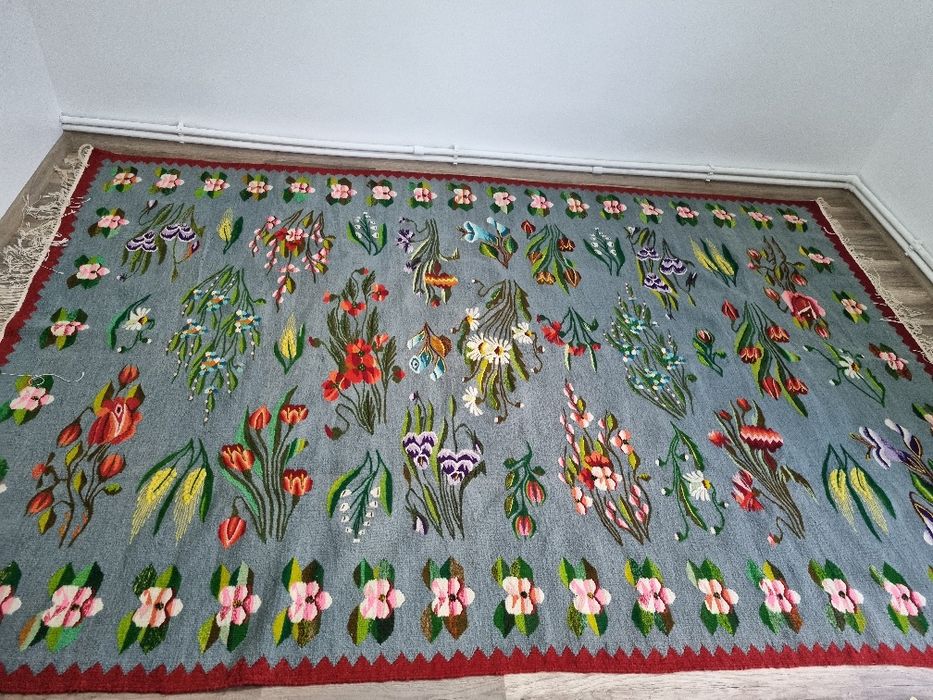 Vând covor Oltenesc.Tesut in razboi .Dinensiunec3m/2m