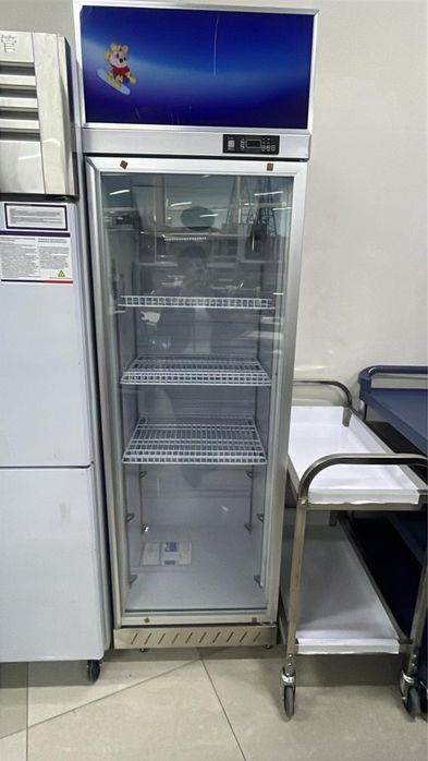 Продам витринный холодильник