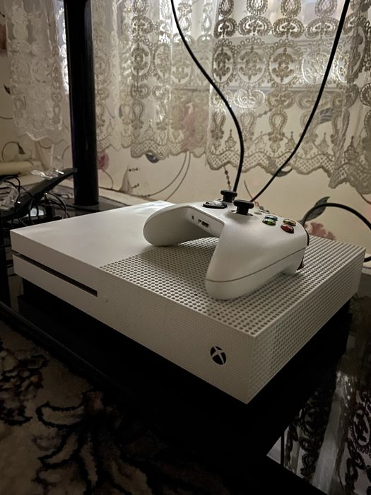 Продается Xbox one S в отличном состоянии
