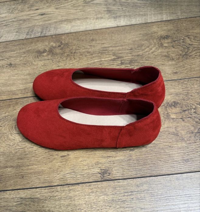 Красные замшивые балетки