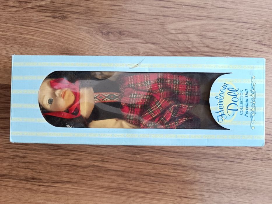 Чисто нова колекционерска порцеланова кукла Heirloom Doll (в кутия)