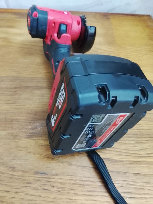 Mini flex Milwaukee cu o baterie de 6A