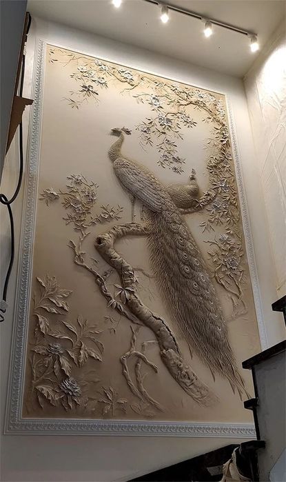 Rassom,Xudojnik,Devorga bo'rtma rasm.