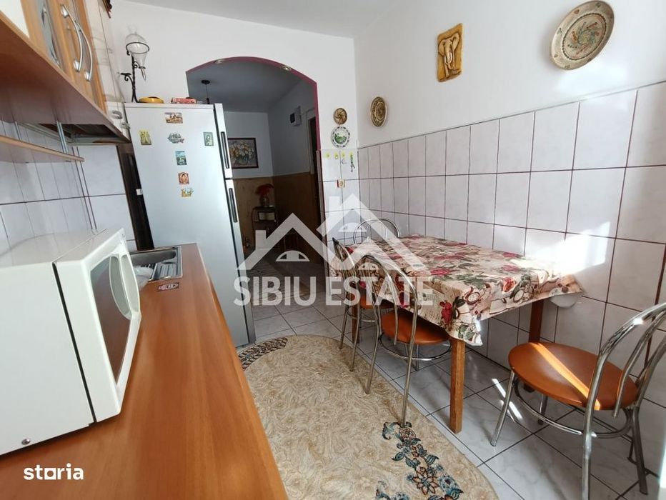 Apartament de vanzare cu 3 camere, decomandat - Valea Aurie